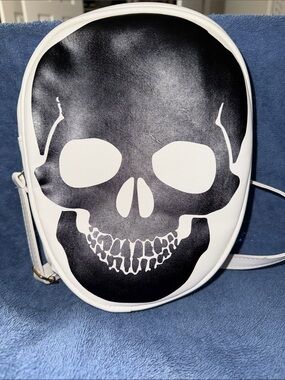 LOW START!!! White Crossbody Skull Graphic Bag